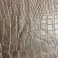 Дубленочный мех коричневый производства Россия с покрытием и тиснением "Крокодил". Вид на покрытие.